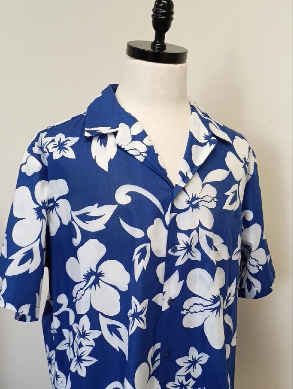 Halo Hottie Hawaiian Shirt Blue White Floral Hibiscus Camp Top Size XL - Picture 5 of 8